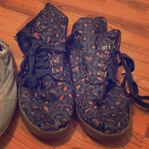 TOMS blue leopard highland botas